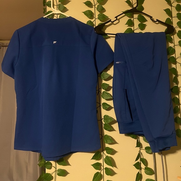 Fabletics Royal Blue Scrub Set - Small Top/Small Tall Joggers - Great Condition! - Picture 3 of 5